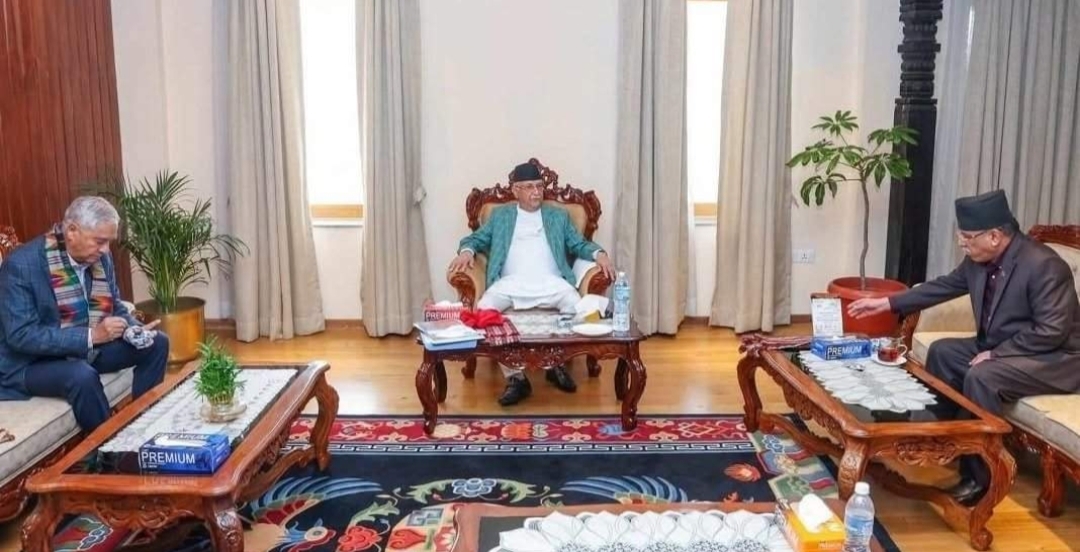 प्रचण्ड काठमाडौँ फर्किएपछि प्रमुख तीन दलका शीर्ष नेताबिच छलफलको तयारी