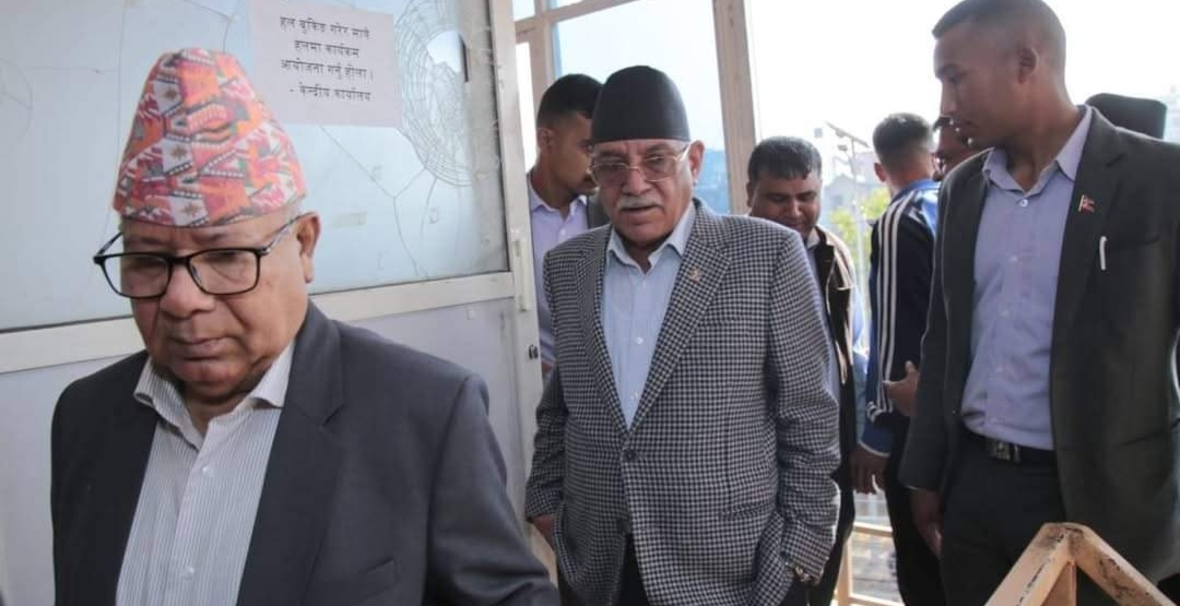 राजावादीहरूले तोडफोड गरेको एकीकृत समाजवादीको केन्द्रीय कार्यालय प्रचण्डले गरे अवलोकन