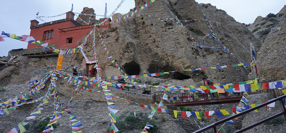 प्रचारप्रसार अभावमा ओझेल परेको आठ सय वर्ष पुरानो गुफाभित्र रहेको गुम्बा संरक्षणको पनि पर्खाइमा छ।