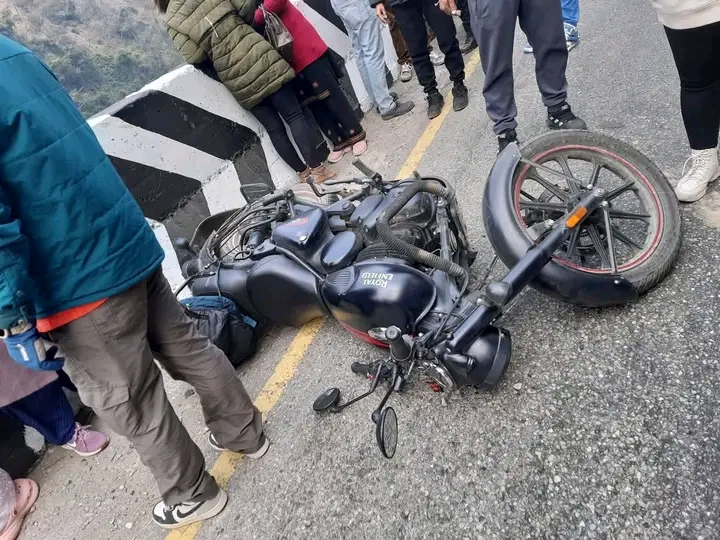 मुग्लिन-नारायणगढ सडक खण्डमा बाइक दुर्घटना, चालक त्रिशूलीमा खसेका छन्।