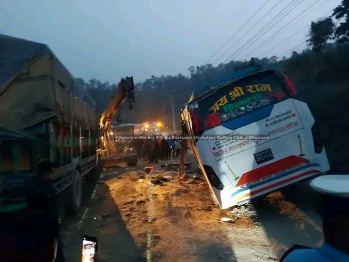 दाउन्नेमा बस दुर्घटना : एक महिलाको मृत्यु, कयौं घाइते