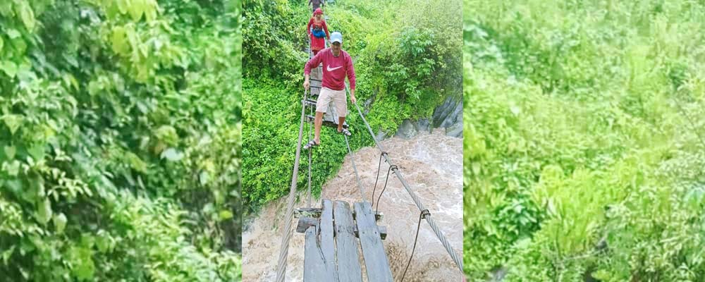 जीर्ण झोलुङ्गे पुलबाट जोखिम मोलेर यात्रा, स्थानीयको माग– ‘चाँडो मर्मत होस्’