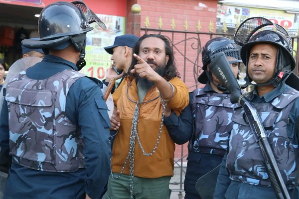 दलित अभियानका संयोजक खगेन्द्र सुनार संसद् गेटबाट पक्राउ