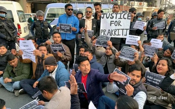 भारतमा नेपाली छात्राको मृत्युपछि भारतीय दूतावास अगाडि अनेरास्ववियु को प्रदर्शन,