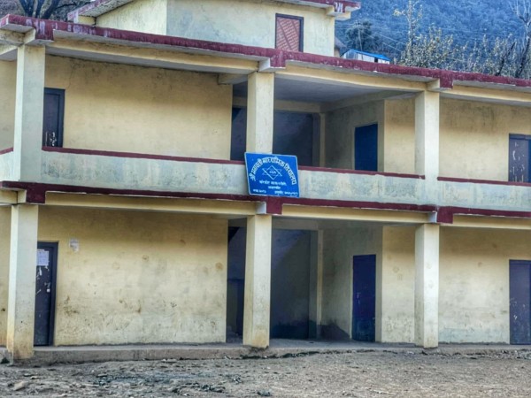 विद्यालयभित्र शिक्षक र जनप्रतिनिधिले रक्सी सेवन गर्दै होली मनाए