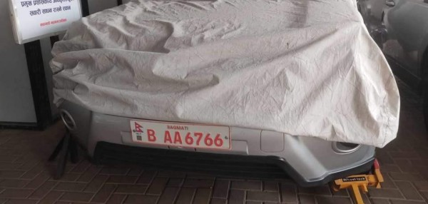 काठमाडौं महानगरका प्रमुख प्रशासकीय अधिकृत चढ्ने गाडीमा 'ह्विललक'