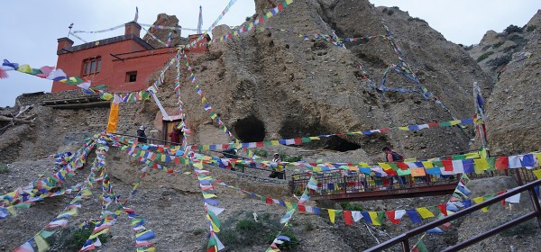 प्रचारप्रसार अभावमा ओझेल परेको आठ सय वर्ष पुरानो गुफाभित्र रहेको गुम्बा संरक्षणको पनि पर्खाइमा छ।