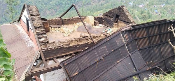 ताप्लेजुङमा हावाहुरी: तीन घरको छाना उडायो, विद्युत् अवरुद्ध