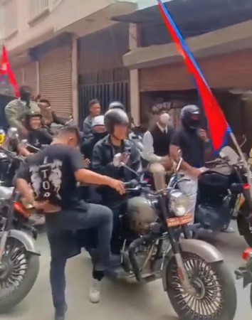 सुदन समूहको बाइकमा ‘तिब्बती मूलको रगत’ लेखिएको टी–सर्ट, सामाजिक सञ्जालमा आलोचना