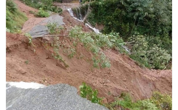 पहिरोले महाकाली लोकमार्ग अवरुद्ध भएको छ।