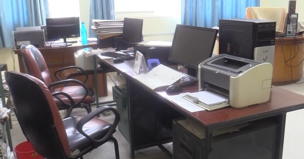 कार्यलय समयमा कर्मचारी क्रिकेट मैदानमा, सेवाग्राही मर्कामा