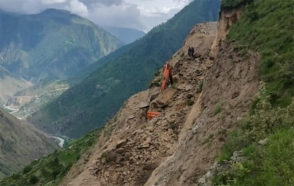 हुम्लामा सडक खन्ने क्रममा स्काभेटर पुरियो