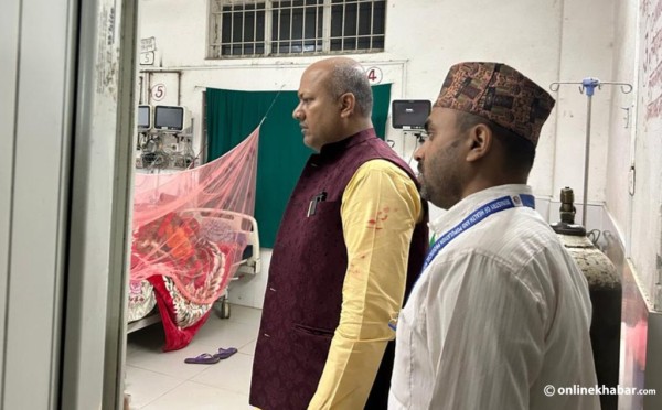 मलंगवाका स्वास्थ्य संस्था अनुगमन गर्दै मधेश प्रदेशका मुख्मन्त्री सतिश कुमार सिंह ।