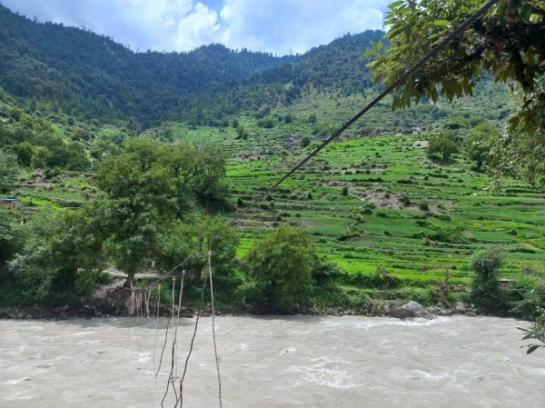 तुइनको भरमा कर्णाली नदी पार गर्दै खडीखेतवासी, जोखिममा दैनिक यात्रा