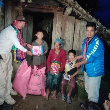 कुसे गाउँपालिकामा नेपाल तरुण दलको अध्यक्षद्वारा विपन्न परिवारलाई राहत वितरण