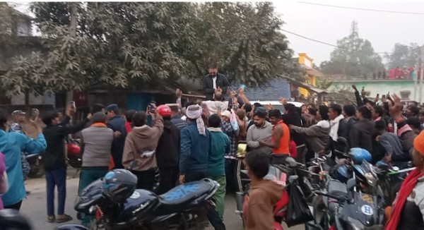 बालेन महोत्तरीको एकडारा पुग्दै पुर्ख्यौली घरमा ढोग,