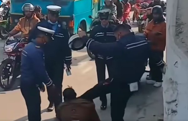 सर्वसाधारणलाई निर्घात कुट्ने चार जना ट्राफिक प्रहरी कारबाहीमा