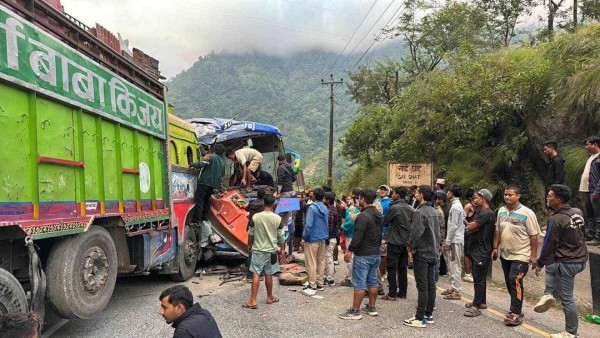 नारायणगढ–मुग्लिन सडकमा श्रृंखलाबद्ध दुर्घटना, पाँचभन्दा बढी सवारी ठोक्किँदा पाँच जना घाइते