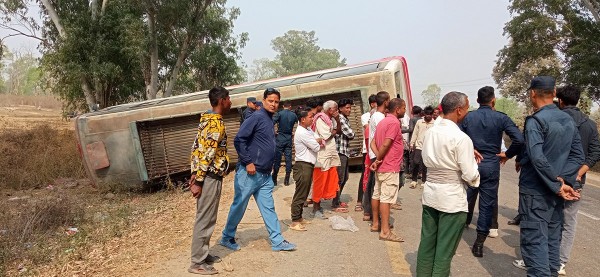 धनुषामा बस पल्टिदा करिब २४ जना बढी यात्रु घाइते भएका छन्