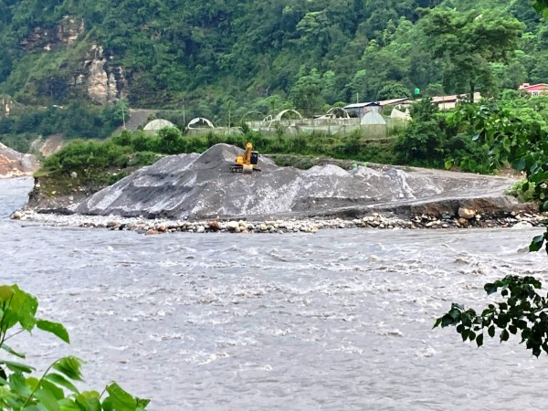 कालीगण्डकीमा अवैध दोहन तीव्र, स्थानीय बस्ती उच्च जोखिममा