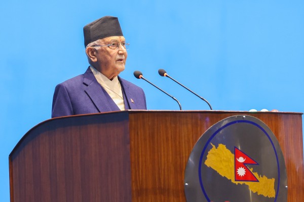 प्रधानमन्त्री ओली आज संसद् बैठकमा राष्ट्रिय दलित आयोगको प्रतिवेदन पेस गर्दै