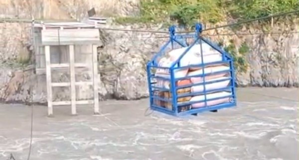 सुनकोशीको बाढीले फोक्सिन्टार पुल बगाएपछि घिर्नीको सहारामा सामान ओसारपसार