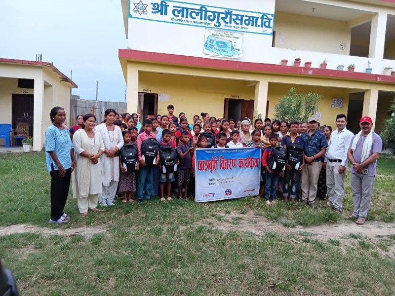 बर्दियाको बाँसगढी नगरपालिका लालिगुराँस मा.वि. माछागढमा ६३ कमैया मुक्त बालबालिकालाई शैक्षिक सामग्री वितरण