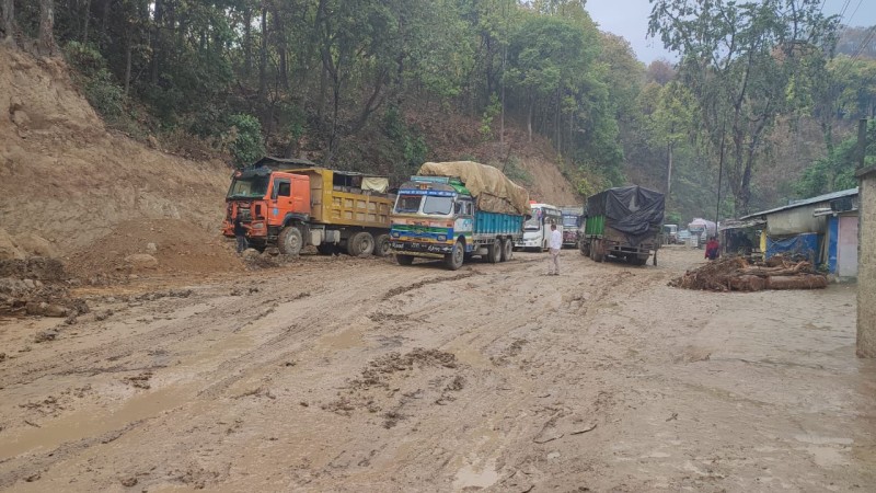 दाउन्ने सडकखण्ड एक वर्षमा ६३ पटक अवरुद्ध, विस्तारमा ढिलाइ