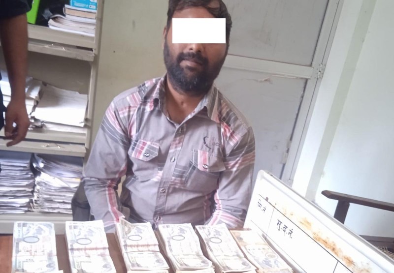 स्रोत नखुलेको साढे सत्र लाखसहित दुई जना पक्राउ परेका छन्
