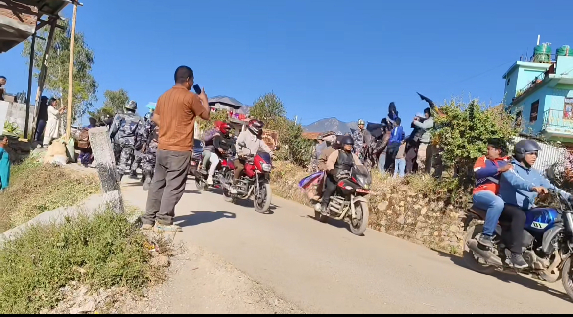 रुकुम पश्चिममा प्रगतिशील लोकतान्त्रिक पार्टीका नेता जनार्दन शर्मामाथि कालो झण्डा प्रदर्शन!