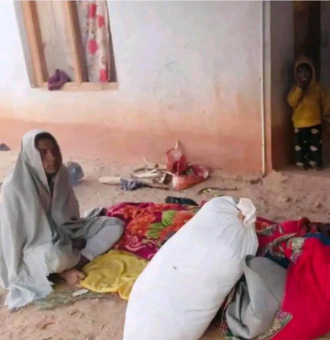 बैतडीमा जातिय विभेदको दर्दनाक घटना: मलामी नपाएर आमाको शव कुर्दै छोरा