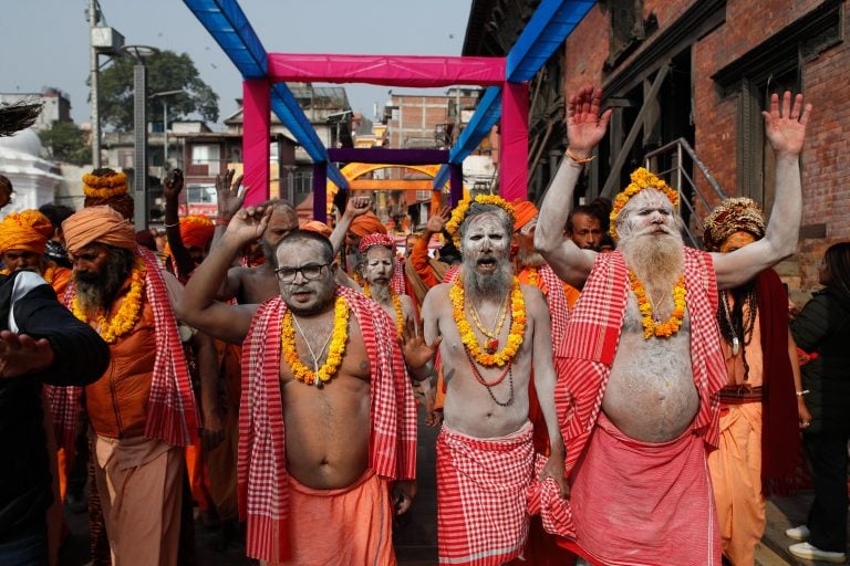 शिवरात्री मनाउन पशुपतिनाथ आइपुगे नागा बाबाहरू