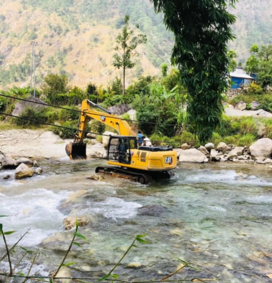 कुसे गाउँपालिकाले बाटुल्लेबाट डोजर चलाएर बाटो स्तरउन्नती सुरु गर्यो