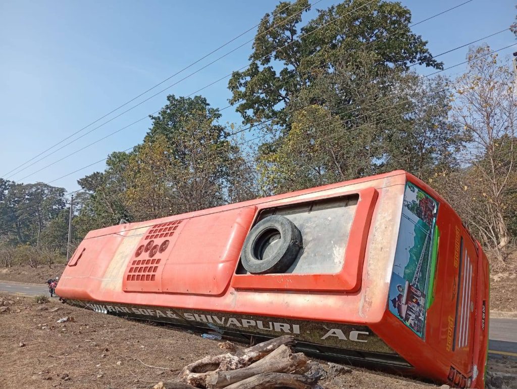 लम्कीचुहा नगरपालिका ३ गोराङ्गेमा बस दुर्घटना हुँदा चार जना घाइते भएका छन् ।