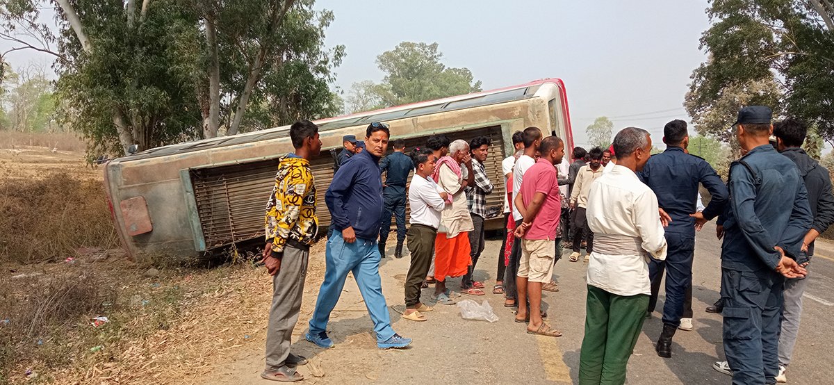 धनुषामा बस पल्टिदा करिब २४ जना बढी यात्रु घाइते भएका छन्