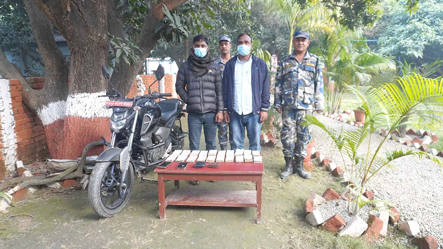 स्रोत नखुलेको १६ लाख बढी रकमसहित २ पक्राउ